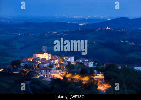 Das kulturelle Erbe Monument, das mittelalterliche Dorf Smartno Brda Slowenien in der Dämmerung mit St. Martin Kirche, Medana und Italien in der Ferne Stockfoto