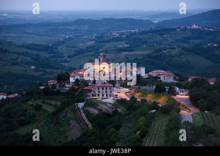 Mittelalterliche Dorf Smartno Brda Slowenien in der Morgendämmerung in der görzer Hügel mit St. Martin Kirche, Medana Dorf und italienische Stadt leuchtet Stockfoto