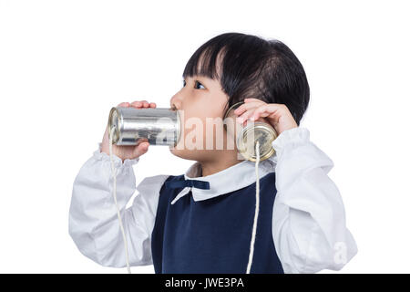 Asiatische chinesische Mädchen spielen retro Blechdose Telefon in isolierten weißen Hintergrund Stockfoto