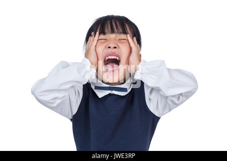 Asiatische kleinen chinesischen Mädchen schreien, mit den Händen auf ihrem Gesicht in isolierten weißen Hintergrund Stockfoto