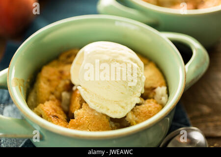 Frisch gebackene Peach cobbler mit Kugel Vanilleeis. Stockfoto