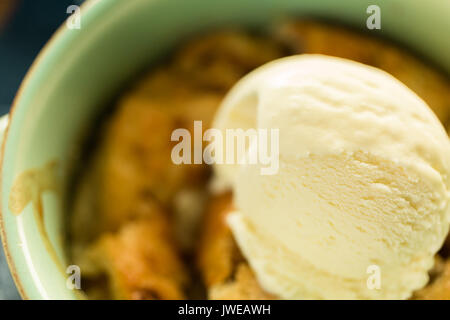 Frisch gebackene Peach cobbler mit Kugel Vanilleeis. Stockfoto