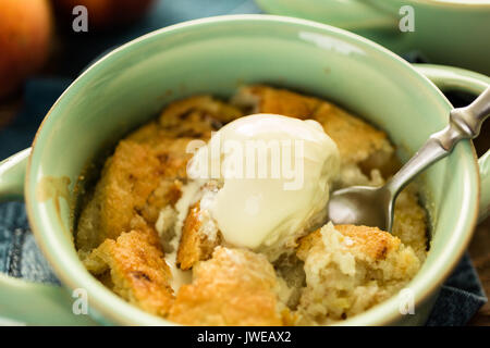 Frisch gebackene Peach cobbler mit Kugel Vanilleeis. Stockfoto
