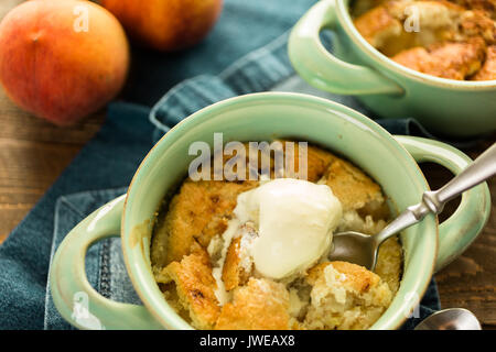 Frisch gebackene Peach cobbler mit Kugel Vanilleeis. Stockfoto