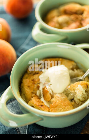 Frisch gebackene Peach cobbler mit Kugel Vanilleeis. Stockfoto