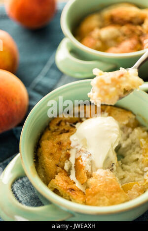 Frisch gebackene Peach cobbler mit Kugel Vanilleeis. Stockfoto