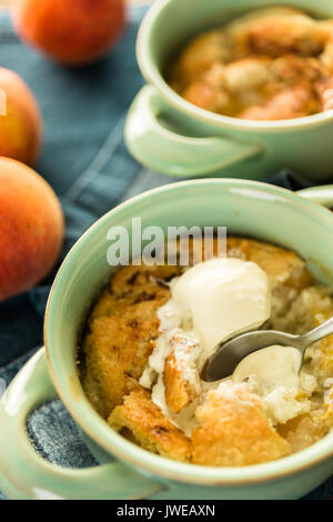 Frisch gebackene Peach cobbler mit Kugel Vanilleeis. Stockfoto