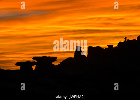 Glühende Sonnenuntergang über der/Bisti De-Na-Zin Wilderness in der Nähe von Farmington, New Mexico, USA Stockfoto