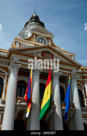 Flaggen auf nationaler Kongress der Bolivien Gebäude, Plaza Murillo, La Paz, Bolivien, Südamerika Stockfoto