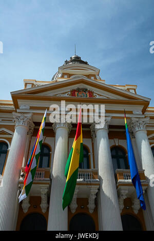 Flaggen auf nationaler Kongress der Bolivien Gebäude, Plaza Murillo, La Paz, Bolivien, Südamerika Stockfoto