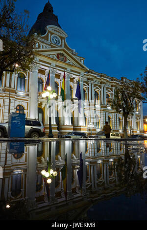 Nationalen Kongress der Bolivien Gebäude und Reflexion, Plaza Murillo, La Paz, Bolivien, Südamerika Stockfoto