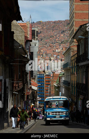 Bus auf den schmalen steilen Straßen von La Paz, Bolivien, Südamerika Stockfoto