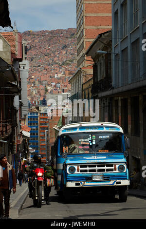 Bus auf den schmalen steilen Straßen von La Paz, Bolivien, Südamerika Stockfoto