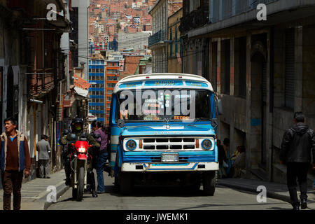 Bus auf den schmalen steilen Straßen von La Paz, Bolivien, Südamerika Stockfoto