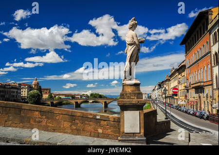 Eine Statue auf der Santa Trinita Brücke in Florenz, Italien Stockfoto