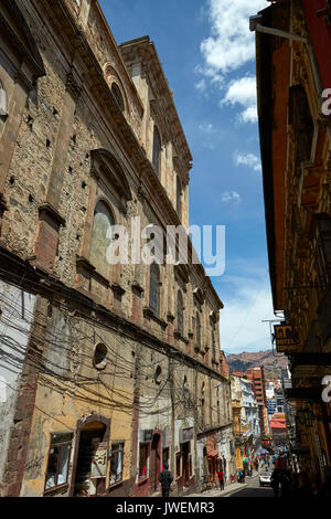 Seite von La Paz Kathedrale und engen steilen Socabaya, La Paz, Bolivien, Südamerika Stockfoto