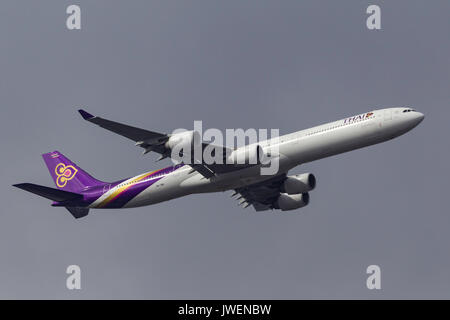 Thai Airways International Airbus A 340-642 hs-tnb Abfahrt Melbourne International Airport. Stockfoto