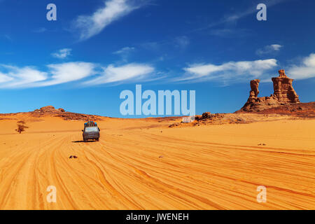 Straße in der Wüste Sahara, tadrart, Algerien Stockfoto