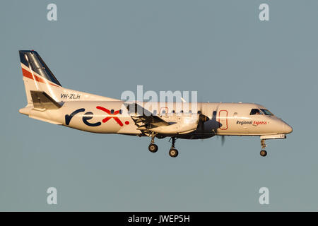 Regional Express (Rex) airlines Saab 340b VH-zlh auf Annäherung an der Melbourne International Airport zu landen. Stockfoto