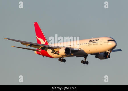 Qantas Boeing 767-338/er VH-Ogi auf Annäherung an der Melbourne International Airport zu landen. Stockfoto