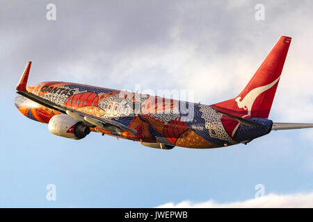 Aboriginal gestrichen Qantas Boeing 737-838 VH-Vxb "Yananyi Dreaming" Abfahrt Melbourne International Airport. Stockfoto