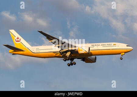 Royal Brunei Airlines Boeing 777-212/er v8-bla auf Annäherung an der Melbourne International Airport zu landen. Stockfoto