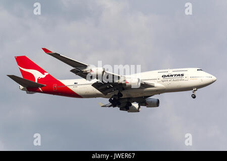 Qantas Boeing 747-438/ER VH-OEH auf Annäherung an der Melbourne International Airport zu landen. Stockfoto