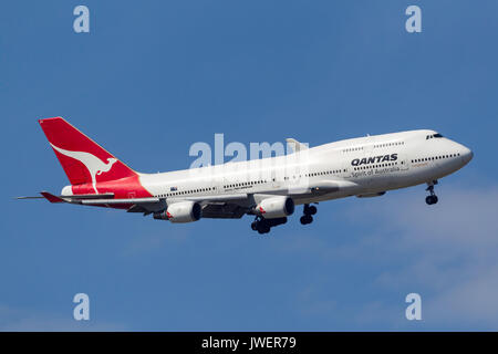 Qantas Boeing 747-438/ER VH-OEH Drehen an der Melbourne International Airport zu landen. Stockfoto
