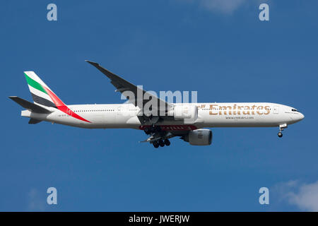 Emirates Boeing 777-31 h/a 6 er-Ece auf Annäherung an der Melbourne International Airport zu landen. Stockfoto