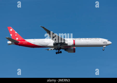 Jungfrau Australien Airlines Boeing 777-3 ZG/ER VH-VPE auf Annäherung an der Melbourne International Airport zu landen. Stockfoto