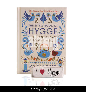 SWINDON, Großbritannien - 1 August 2017: Das kleine Buch der Hygge, der Dänische weg gut auf einem weißen Hintergrund zu leben Stockfoto