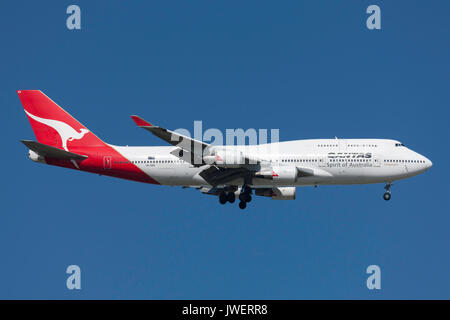 Qantas Boeing 747-438/ER VH-OEH auf Annäherung an der Melbourne International Airport zu landen. Stockfoto