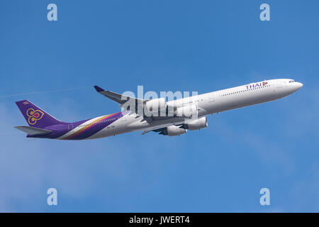 Thai Airways International Airbus A 340-642 hs-Tna Abfahrt Melbourne International Airport. Stockfoto