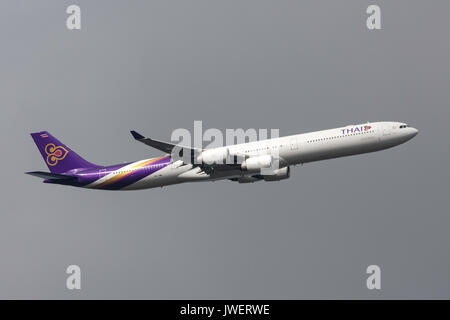 Thai Airways International Airbus A 340-642 hs-tnb Abfahrt Melbourne International Airport. Stockfoto