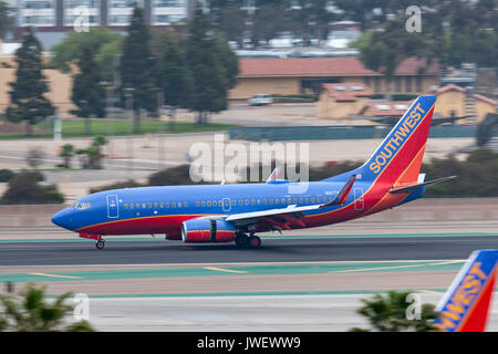 Southwest Airlines Boeing 737-7 H4N917 WN in San Diego International Airport ankommen. Stockfoto