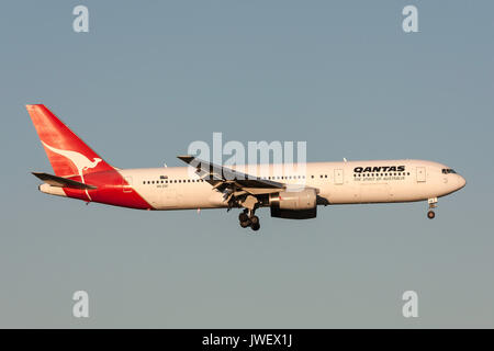 Qantas Boeing 767-336/ER VH-Zxf auf Annäherung an der Melbourne International Airport zu landen. Stockfoto