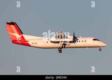 QantasLink (Sunstate Airlines) de Havilland Canada DHC -8-315 Q (Dash 8) VH-SBI auf Annäherung an der Melbourne International Airport zu landen. Stockfoto