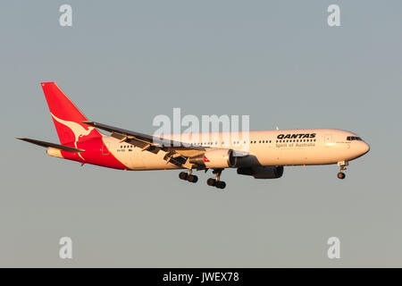 Qantas Boeing 767-338/ER VH-OGI auf Annäherung an der Melbourne International Airport zu landen. Stockfoto