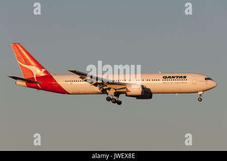 Qantas Boeing 767-338/ER VH-OGI auf Annäherung an der Melbourne International Airport zu landen. Stockfoto