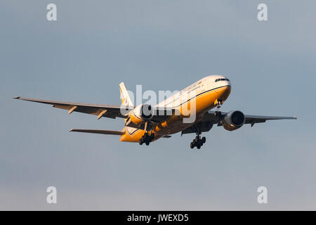 Royal Brunei Airlines Boeing 777-212/ER V8-BLA auf Annäherung an der Melbourne International Airport zu landen. Stockfoto