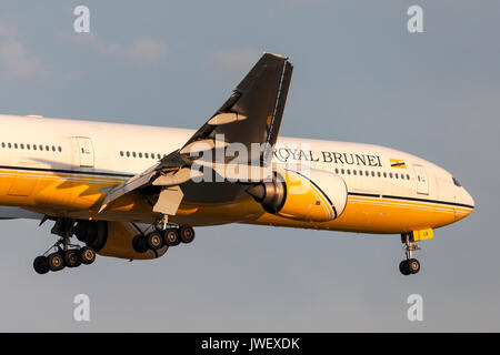 Royal Brunei Airlines Boeing 777-212/ER V8-BLA auf Annäherung an der Melbourne International Airport zu landen. Stockfoto