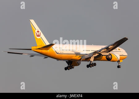 Royal Brunei Airlines Boeing 777-212/ER V8-BLA auf Annäherung an der Melbourne International Airport zu landen. Stockfoto