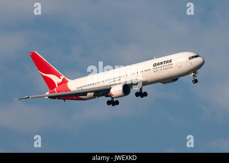 Qantas Boeing 767-338/ER VH-OGN einschalten Ansatz am Melbourne International Airport zu landen. Stockfoto