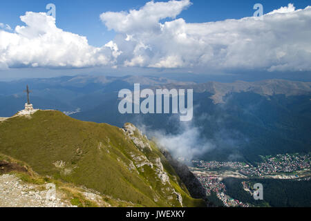 Luftaufnahme von Mountain Resort von oben: Helden Kreuz und Iasi Resort im Bucegi-gebirge, Rumänien Stockfoto