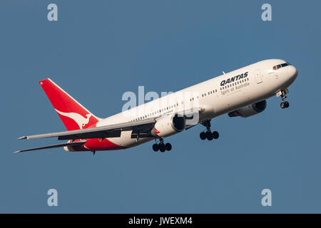 Qantas Boeing 767-338/ER VH-OGN einschalten Ansatz am Melbourne International Airport zu landen. Stockfoto