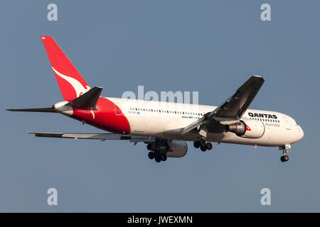 Qantas Boeing 767-338/ER VH-Ogn auf Annäherung an der Melbourne International Airport zu landen. Stockfoto