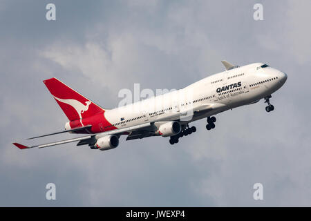 Qantas Boeing 747-438/ER VH-OEH Drehen an der Melbourne International Airport zu landen. Stockfoto