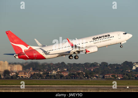 Qantas Boeing 737-800 Flugzeuge vom Flughafen Sydney. Stockfoto