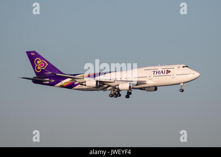 Thai Airways Boeing 747 (747-400) "Jumbo Jet" auf Ansatz am Sydney Flughafen zu landen. Stockfoto