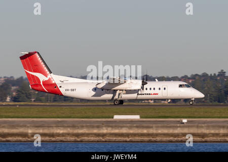 QantasLink (Qantas) Bayerische Flugzeugwerke Bf DHC-8 (Dash 8) Twin engined regional airliner Flugzeug Abflug Flughafen Sydney. Stockfoto